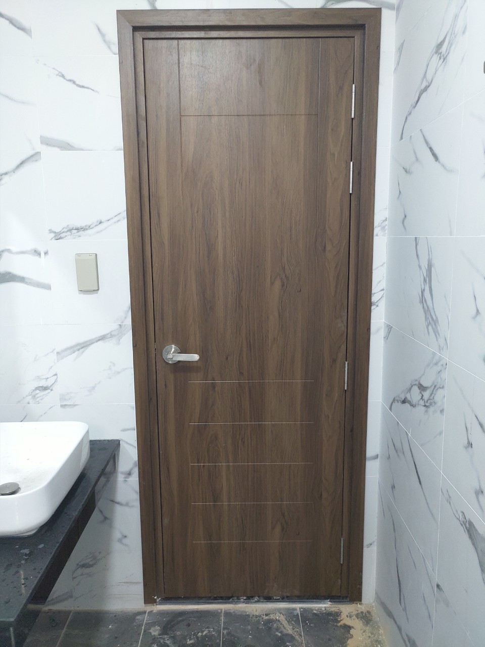 Hoàn thiện cửa nhà vệ sinh cho khách hàng tại Nha Trang