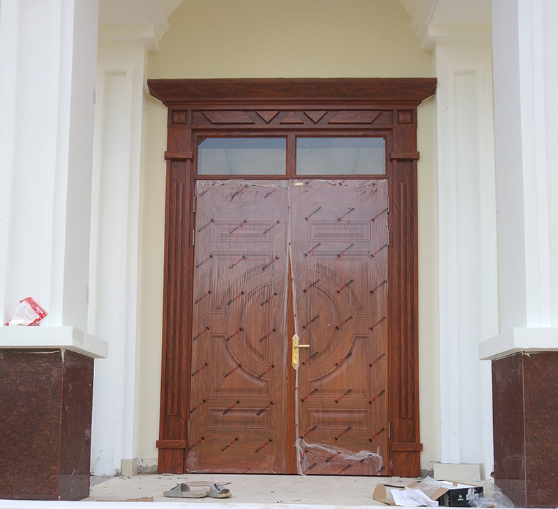 cửa chính bằng thép vân gỗ 2 cánh